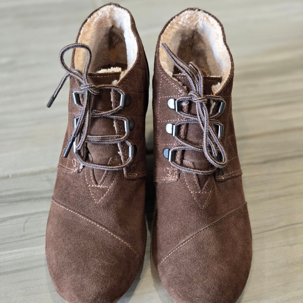 NWOB TOMS Desert Wedge Suede Lace-Up Ankle Boots, Sherpa Lined, Sz 8.5